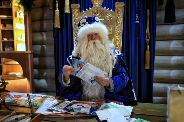 Дед Мороз в усадьбе разбирает письма. Фото: Михаил Подобед