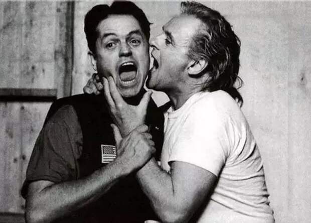 Режиссер Джонатан Демме и Энтони Хопкинс на съемках фильма "Молчание ягнят", 1990 год. голливуд, за кадром, кино, фото