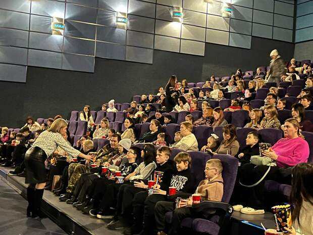 Семьям участников СВО из Челнов и Тукаевского района организовали кинопоказ и угощения