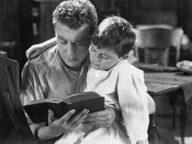 Совместное чтение, в том числе вслух, было важной частью быта семей с детьми