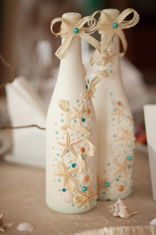 Красивый декор бутылок тканью в бежевых тонах.