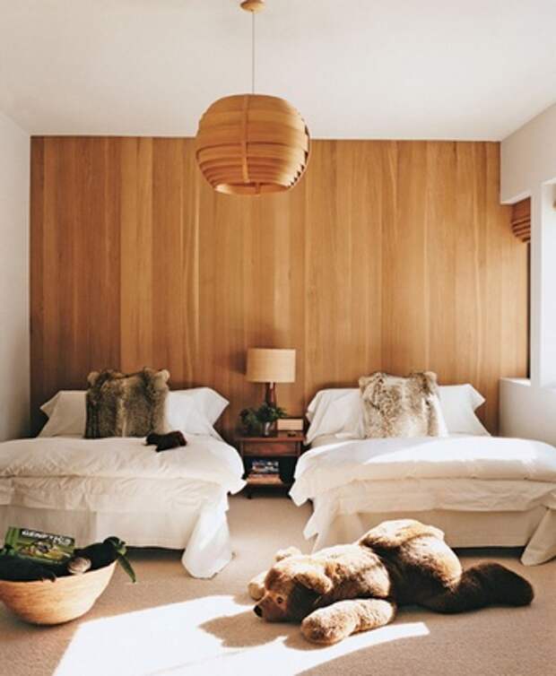 деревянная стена в спальне