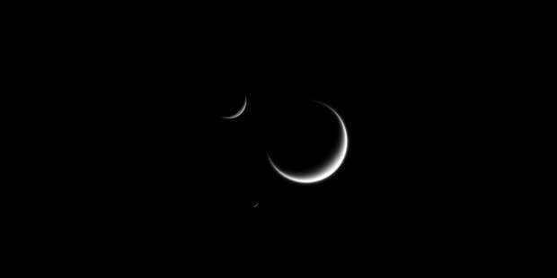 Титан (5150 километров в поперечнике), Мимас (396 км в поперечнике), и Рея (1527 километров в поперечнике)