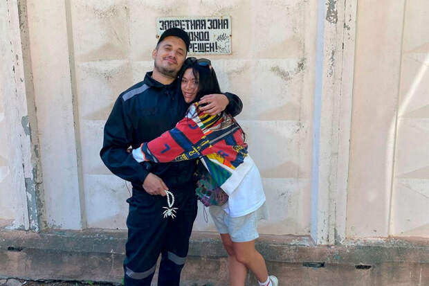 Бывшая жена Паши Техника Карицкая пришла с сыном на могилу рэпера