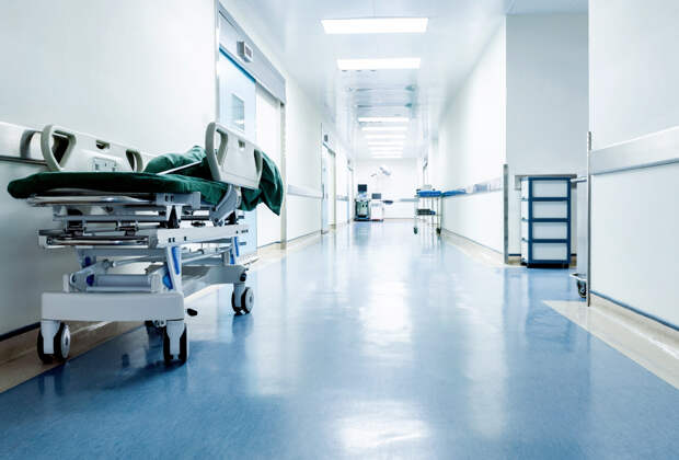 Медработник российской больницы изрисовал тяжелобольную пациентку и поплатился