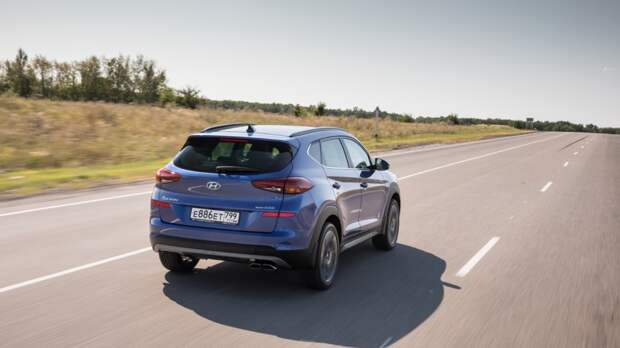 Hyundai_Tucson синий на трассе