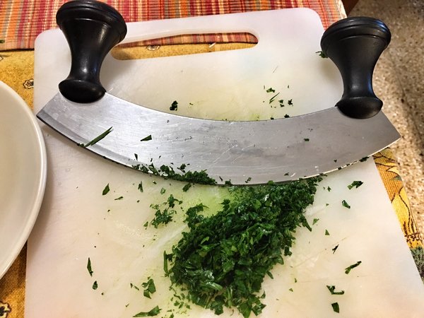 Mezzaluna и рубленная петрушка.
