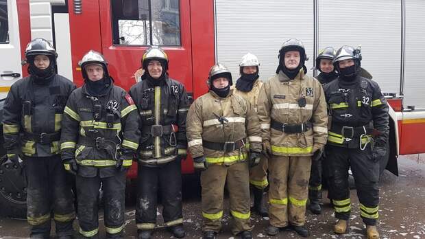 Пожарные ЮАО спасли трех людей на пожаре в Чертаново