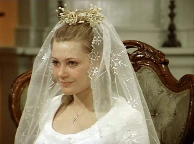 Марина Старых в фильме *Соломенная шляпка*, 1974 | Фото: kino-teatr.ru Марина Старых в фильме *Соломенная шляпка*, 1974 | Фото: kino-teatr.ru