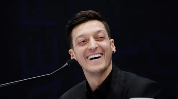 «Фенербахче» официально объявил о трансфере Озила