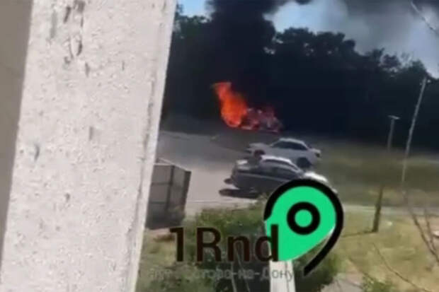 Появилось видео, как автомобиль начальника военной части горит под Ростовом