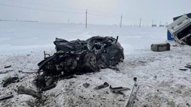 Машину разворотило в ДТП с грузовиком в Татарстане, двое погибли