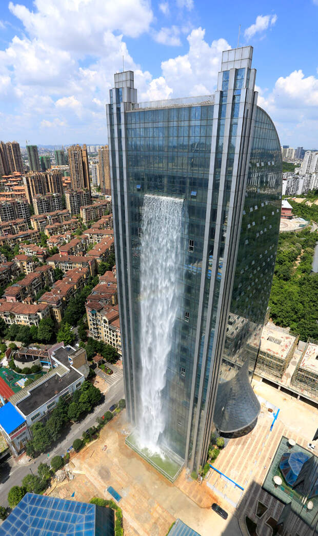 В Китае появился небоскреб с водопадом