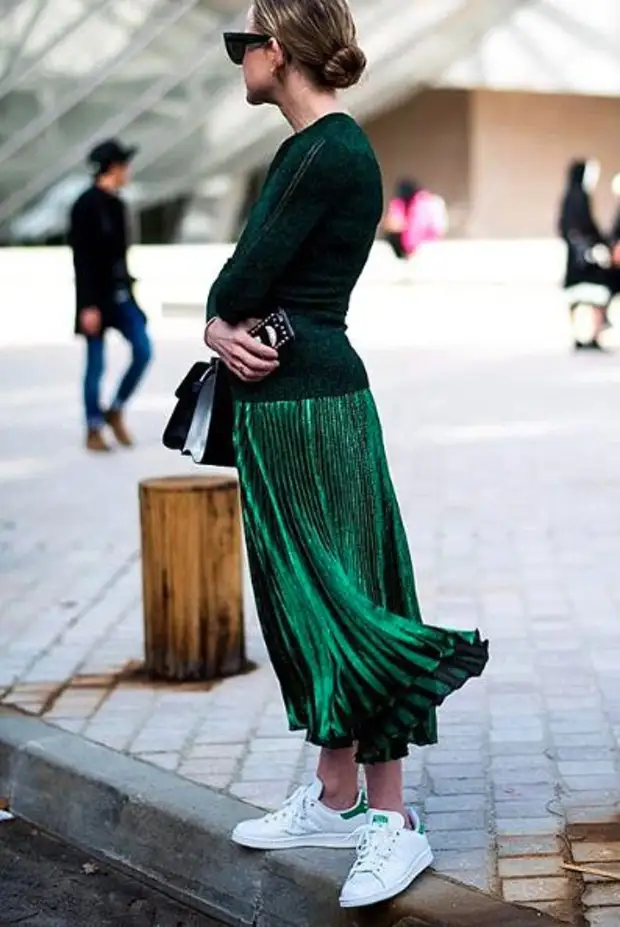 Зеленая атласная юбка с чем носить