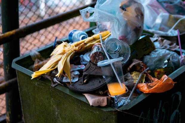 В Испании 12-летняя девочка жила с матерью в захламленной квартире без воды