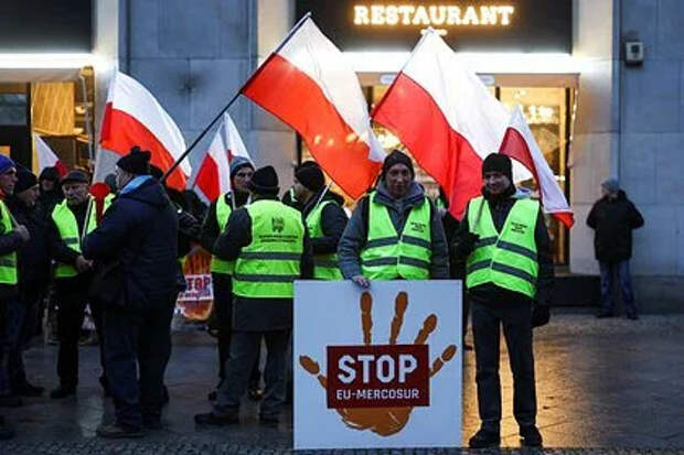 Польские фермеры вышли на акцию протеста перед представительством ЕК в Варшаве