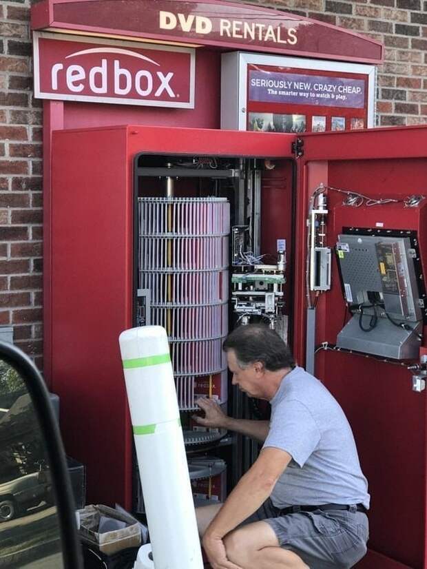 Аппарат Redbox с DVD-дисками Аппарат Redbox с DVD-дисками