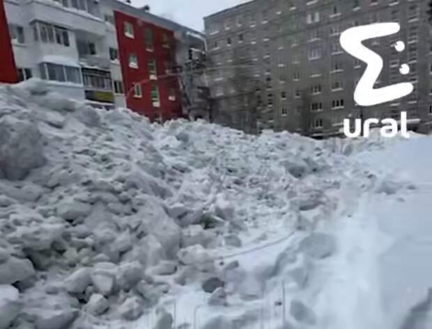 В Пермском крае тракторист убирал снег и засыпал ребенка с ног до головы