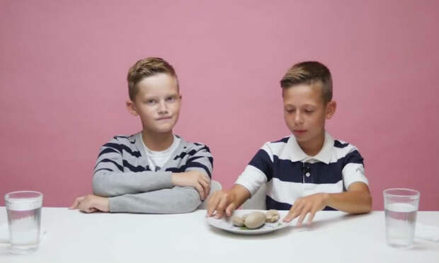 Дети пробуют еду из СССР