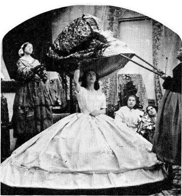 7. В 1860-е платья стали такими широкими, что женщины начали застревать в дверных проемах викторианская, викторианская Англия, викторианская эпоха, интересные факты, поразительно, странные вещи, факты