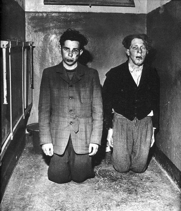 Надзиратели концлагеря Бухенвальд, захваченные заключёнными при его освобождении. Германия. 1945г. интересно, история, фото