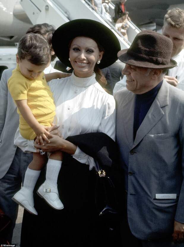Софи Лорен, Карло Понти и их сын Карло Понти младший, 1970 г. архивные фотографии, аэропорт, аэропорты, знаменитости, известные люди, старые фото, фото знаменитостей