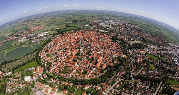 Нёрдлинген — город в Германии, построенный в метеоритном кратере