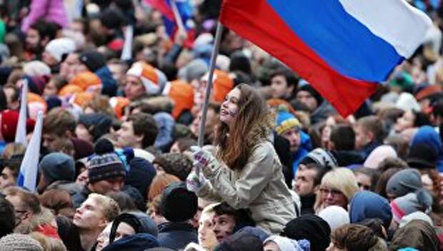 Посетители перед началом митинг-концерта Россия объединяет! на большой спортивной арене Лужники в Москве