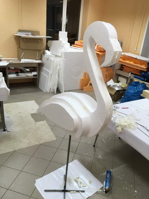Фигурка фламинго из пенопласта на металлическом каркасе. МК