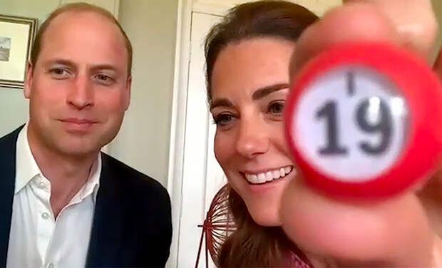 Кейт Миддлтон и принц Уильям сыграли в бинго с постояльцами дома престарелых