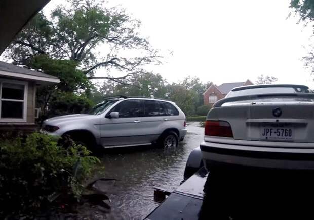 Парень смог спасти свою BMW M3 от наводнения bmw, авто, видео, гараж, наводнение, потом, смекалка, ураган