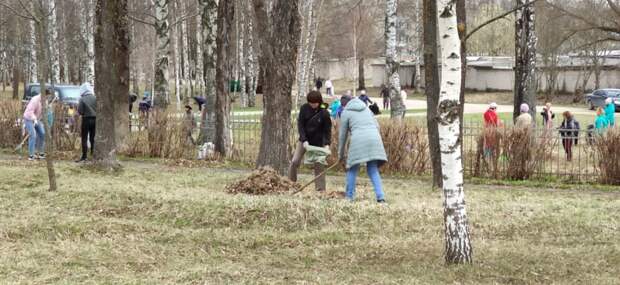 В Вышнем Волочке прошла уборка на Мемориальном братском кладбище