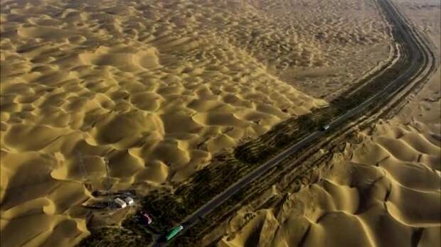 Картинки по запросу Для чего китайцы построили 446 км трассы посреди безлюдной пустыни.