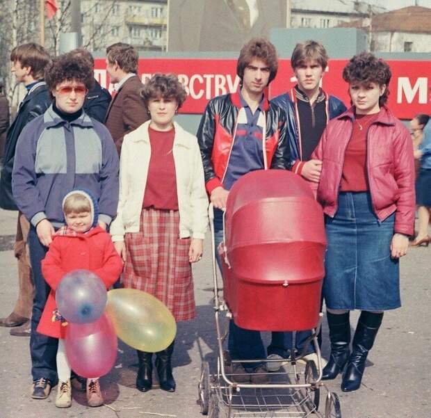 Советская семья на празднике. 1986 год. Фото: общественное достояние. 