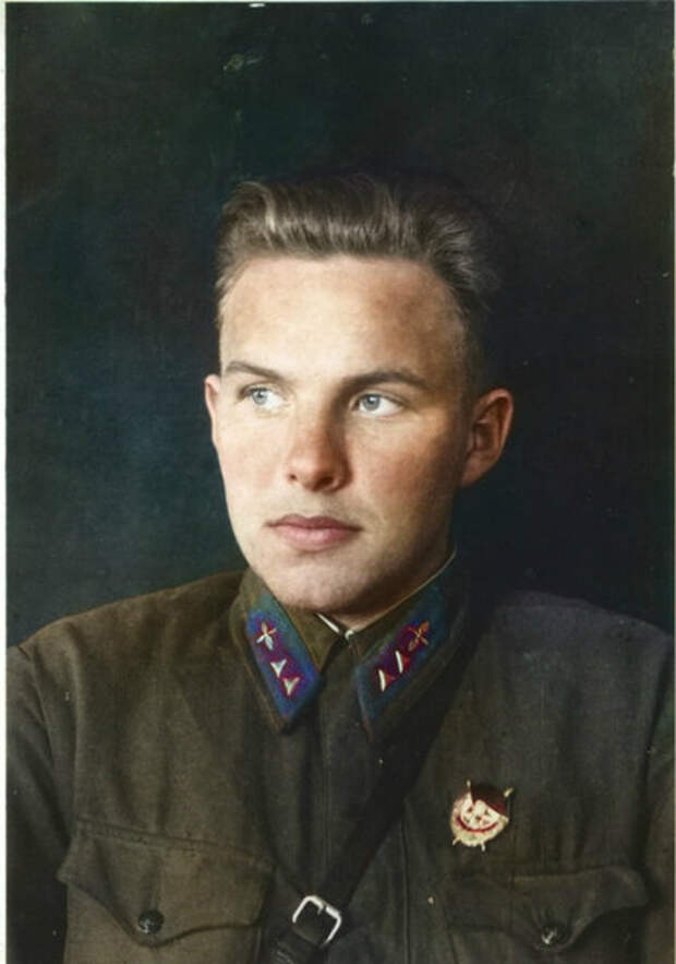 Бобров Николай Александрович — воздушный стрелок-радист 44-го отдельного скоростного бомбардировочного авиационного полка Ленинградского фронта, старший сержант.