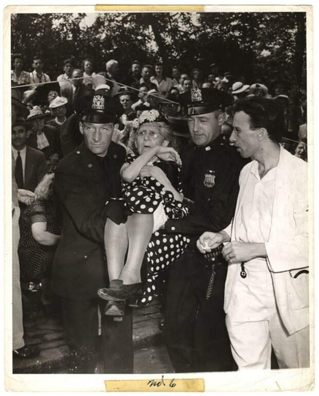 Во время военного парада на Пятой авеню леди упала в обморок от жары, 21 июня 1942 года. виджи, история, фотография