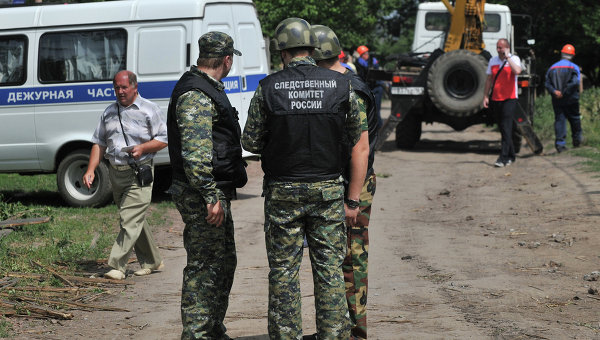 Сотрудники правоохранительных органов у одного из частных домов в городе Донецке Ростовской области Сотрудники правоохранительных органов у одного из частных домов в городе Донецке Ростовской области