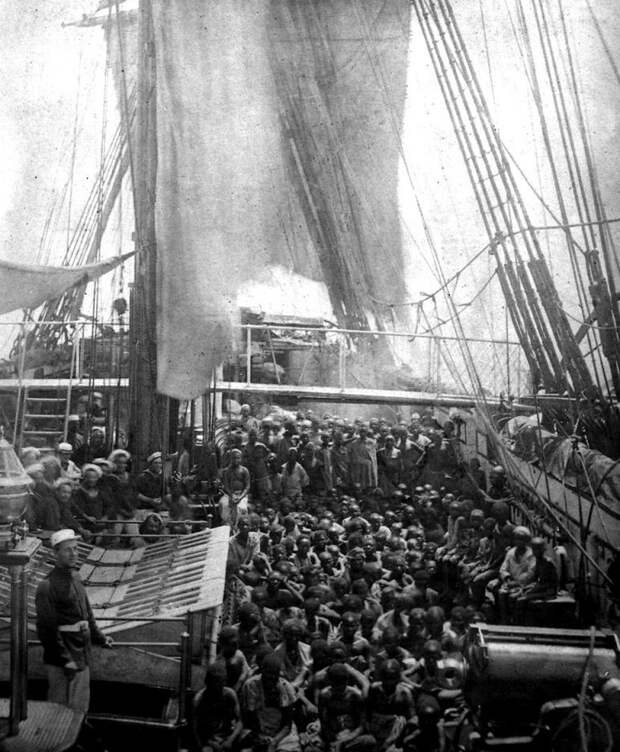 39. Толпа освобожденных рабов на палубе корабля HMS Daphne, 1868 г. архивные снимки, архивные фото, исторические кадры, исторические фото, исторические фотографии, история, старые фото, черно-белые снимки