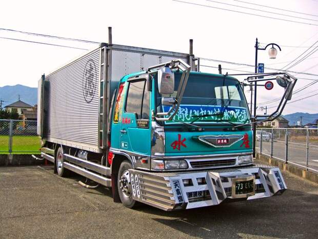 Нарядные японские грузовики Dekotora (Decotora)