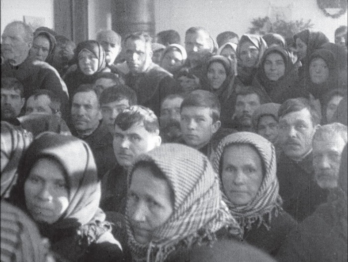 Местные жители на суде над перегибщиками. СССР, Украина, Винницкая область, село Якушинци, 1931 год.