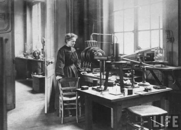Мария Кюри в своей лаборатории, Париж, 1911.