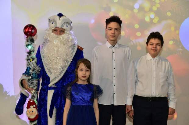 В Татарстане глава МВД исполнил новогодние желания детей из многодетной семьи