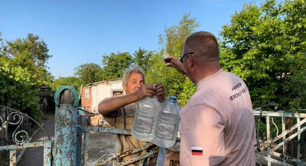 Волонтеры РФ доставили в Херсонскую область более 50 тысяч литров питьевой воды 
