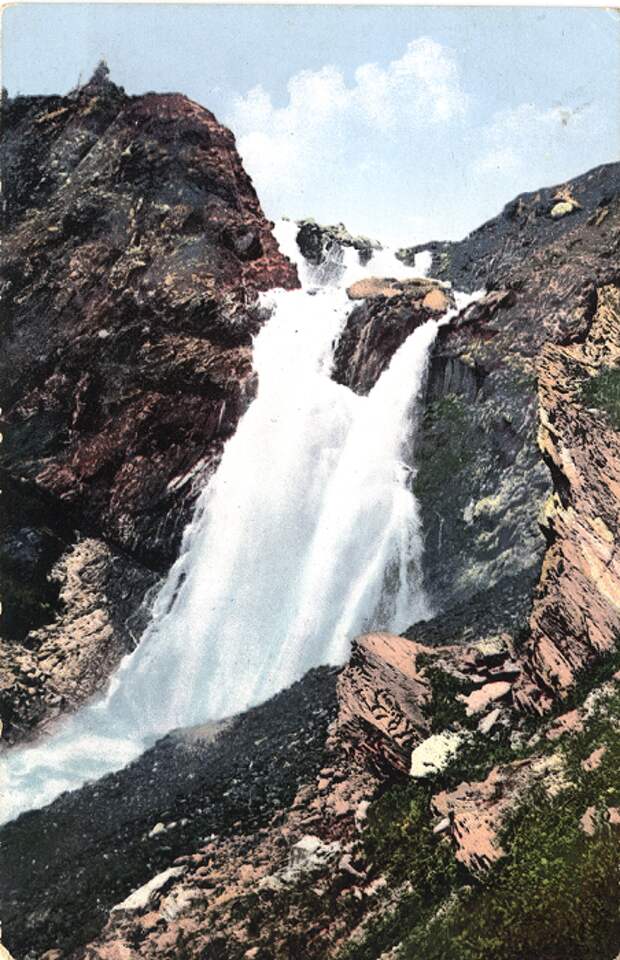 Водопад Россыпной кидает свои бурные потоки к истокам реки Катунь.
