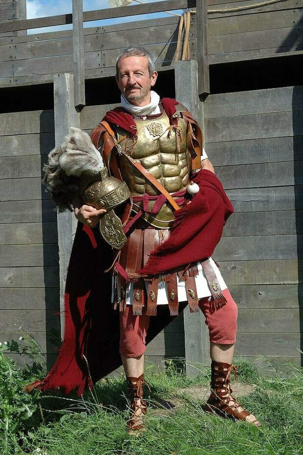 Современный реконструктор в доспехе
