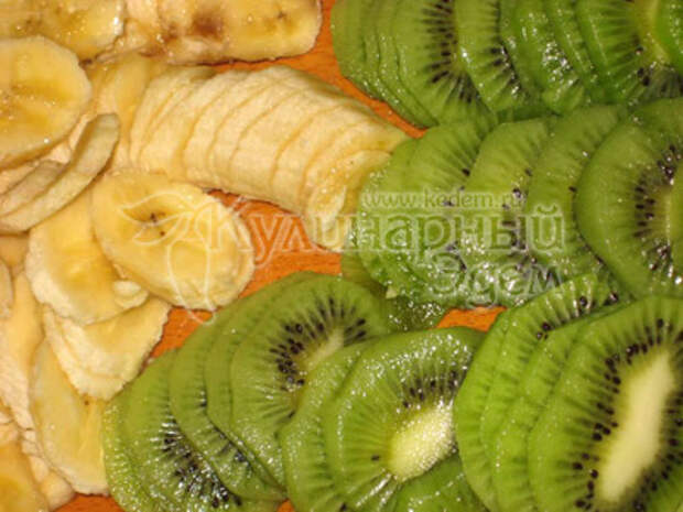 Мясо под фруктово-сырным одеялом - Очистить бананы и киви от кожуры, нарезать тонкими кружочками.