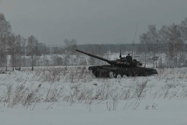 Танкисты ЦВО в ходе занятия уничтожили капониры с техникой условного противника в Кемеровской области