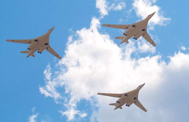 Стая "Белых лебедей" - стратегических бомбардировщиков Ту-160. Фото из интернета.