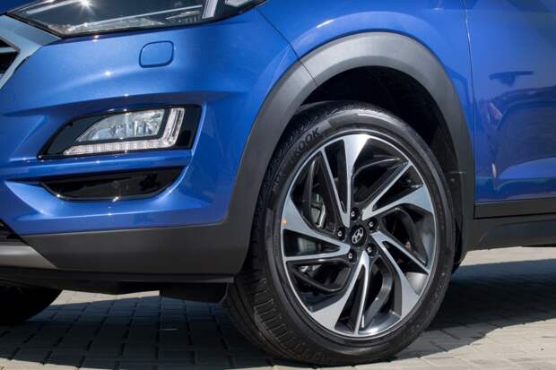 Hyundai_Tucson синий колесо