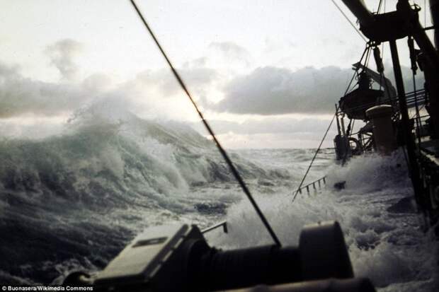 1958 год. Немецкое грузовое судно борется с зимним штормом в Атлантике буря, корабли, море, океан, стихия, суда, фото, шторм